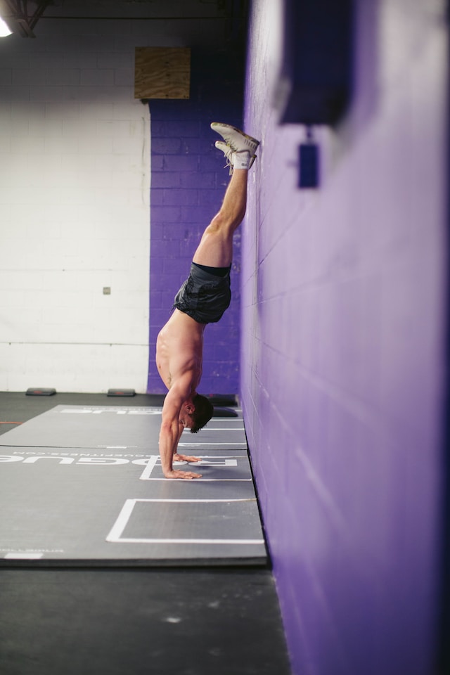handstand push up momafit